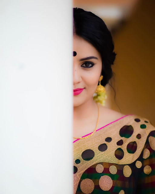 SreeMukhi Looking Beautiful In Saree 3